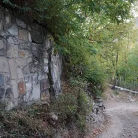 15, milioane de lei de la Guvern pentru un zid de cimitir. Acesta stă se cadă pe un drum public - Foto: șansa News