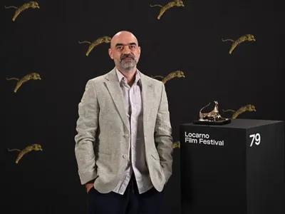 Regizorul Florin Şerban, cu Leopardul de Aur, premiul decernat, lângă el - Foto: Profimedia Images
