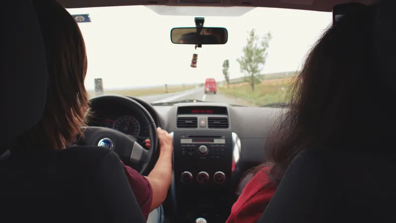 În ce condiții șoferii vor fi amendați dacă depășesc pe linie continuă? Ce noi amenzi se introduc? Foto: Pexels (fotografie cu caracter ilustrativ)