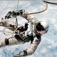 Ed White părăsind aeronava Gemini IV în 1965/foto: nasa