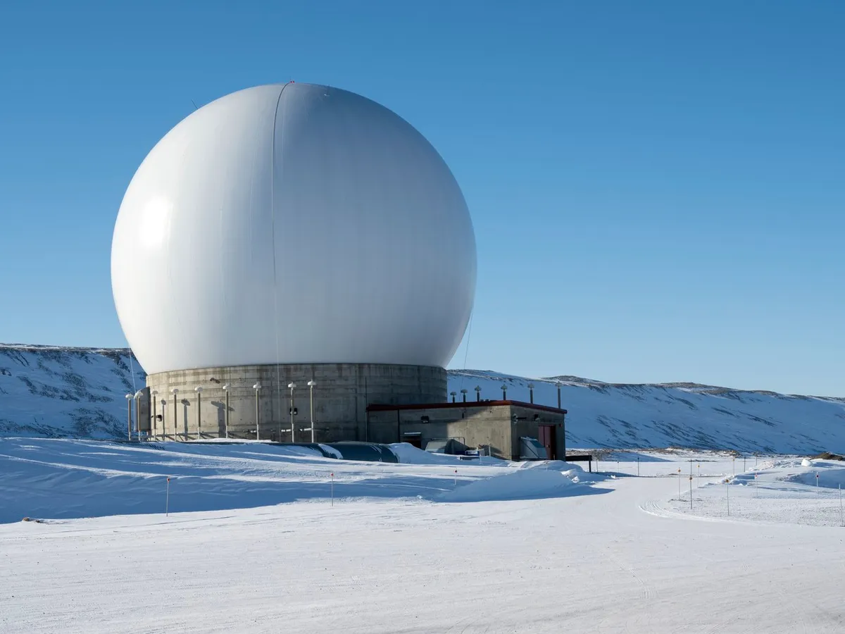 Domul radar de la Baza Spațială Pituffik a SUA din Groenlanda - Foto: Profimedia Images