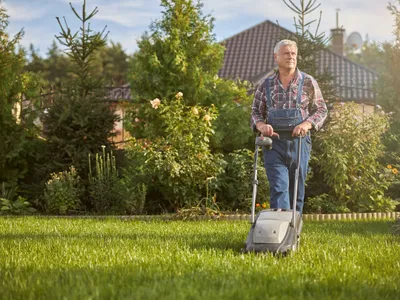 Bărbat care tunde gazonul - Foto: Freepik (rol ilustrativ)
