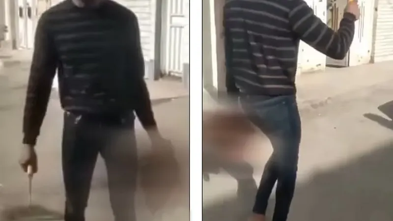 Soțul apare zâmbind în timp ce ține un cuțit într-o mână și ceea ce se spune că ar fi capul decapitat al soției sale în cealaltă. / Foto: dailymail.co.uk