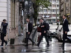 Nicușor Dan, suprins prin București fără coloană oficială. Agenții SPP sunt după el  - Foto: Reedit