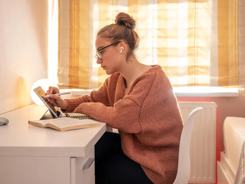Femeie frumoasă care lucrează pe laptop - Foto: Freepik