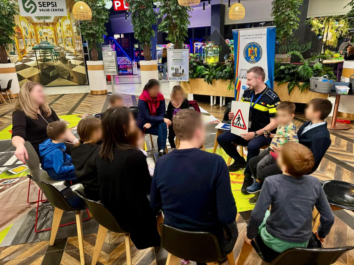 Elevi la activităși cu polițiștii - Foto: Poliția