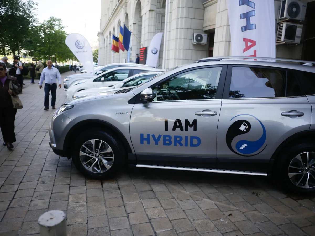 PMB: Eliminarea gratuităţii la parcare pentru maşinile hibride, în acord cu legea