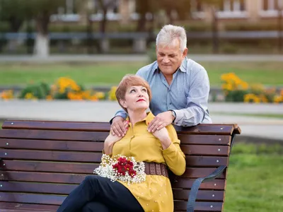 Pensionari în parc - Foto: Freepik