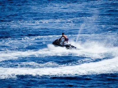 Un „șmecher” a spulberat cu skijet-ul o saltea în Eforie Nord. Un tânăr, în stare gravă - Foto: Profimedia Images - Imagine cu rol ilustrativ