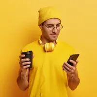 Tanar care sta pe telefon Foto Freepik (rol ilustrativ)