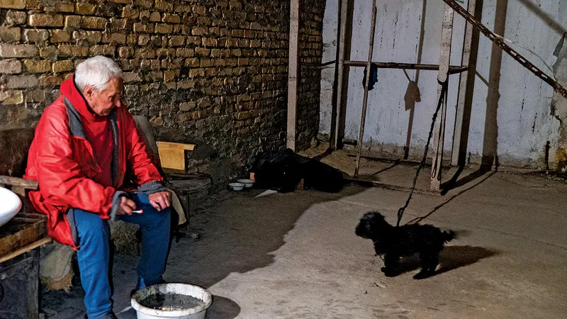 Oleksandr Sapozhnikov trăiește într-un buncăr al unei fabrici