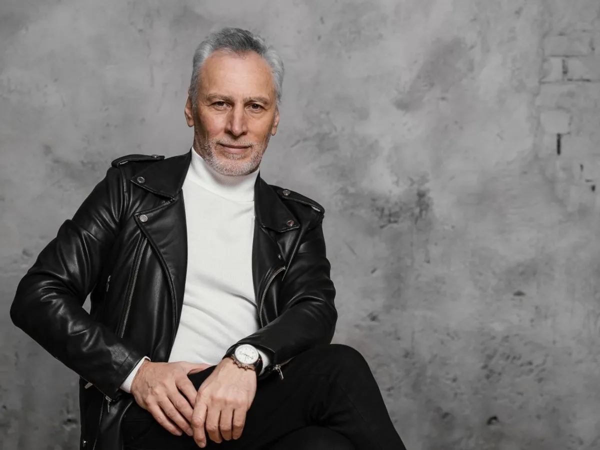 Portret al unui bărbat elegant, în etate - Foto: Freepik/CC0