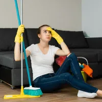 Femeie care face curățenie în casă - Foto: Magnific.com (Imagine cu rol ilustrativ)