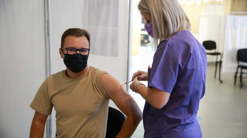 Ungaria a vaccinat de două ori mai mulți vârstnici și tineri. România are de 10 ori mai multe decese / Ro Vaccinare