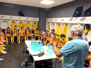 Au apărut imaginile! Mircea Lucescu a intrat în vestiarul României U19 și s-a făcut liniște instant
