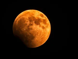 Craterele de pe Lună pot conține o comoară - Foto: Pexels (cu rol ilustrativ)
