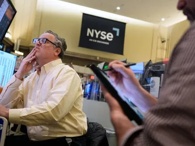 Traderi urmărind îngrijoraţi evoluţia indicilor bursieri de pe NYSE - Foto: Profimedia Images
