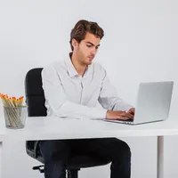 Bărbat care stă pe internet, pe laptop - Foto: Freepik