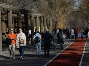 Persoane se plimbă în parcul IOR din București într-o zi în care temperatura aerului a depășit mult media perioadei, miercuri 18 ianuarie 2023 - Foto: INQUAM PHOTOS / George Călin