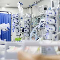Pacienţi internaţi cu diagnostic COVID-19, în camionul cu rol AŢI  instalat în curtea spitalului Victor Babeş. Foto: Inquam Photos / Virgil Simonescu