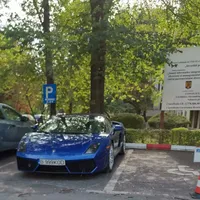 Lamborghini-ul albastru parcat pe locul pentru persoane cu dizabilități/Foto: Liber în Teleorman
