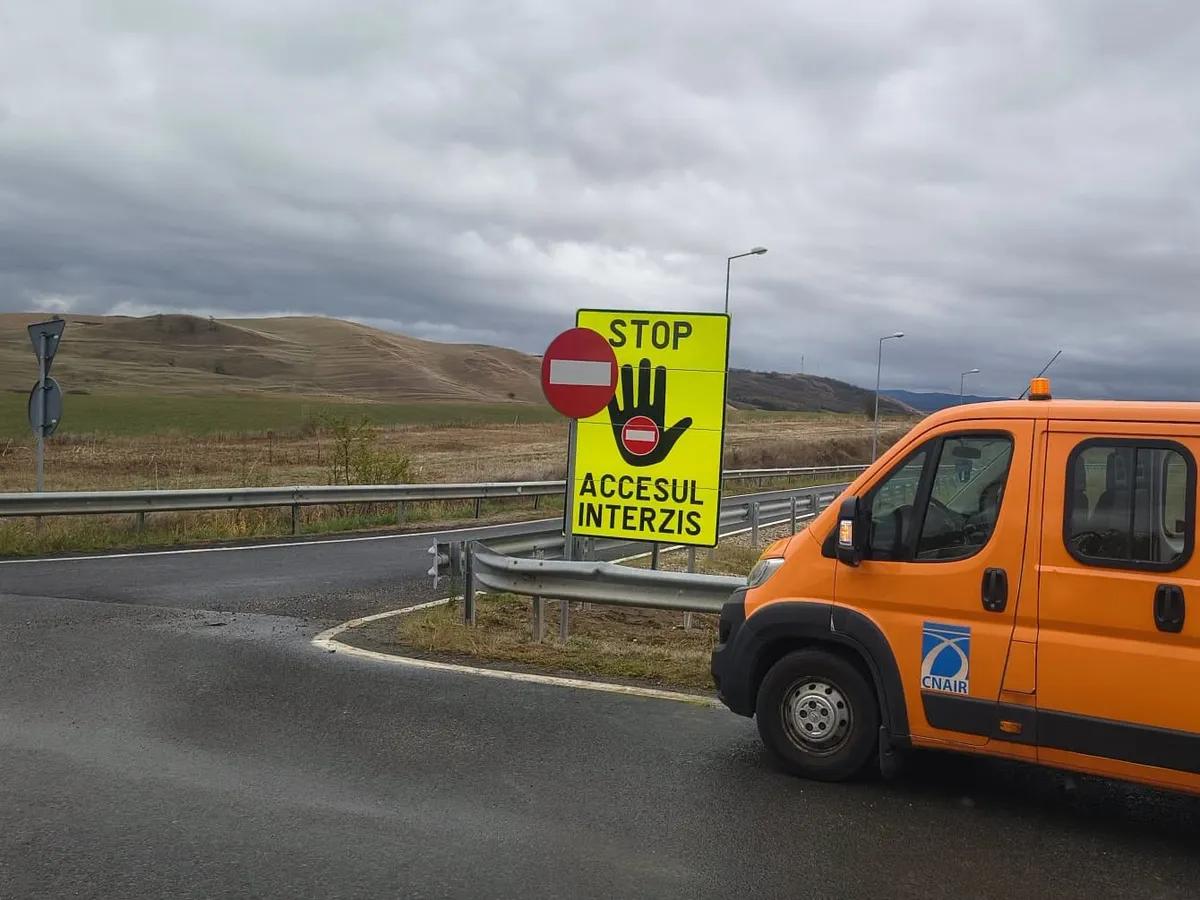 Drumarii montează noi indicatoare explicative suplimentare pentru șoferi pe autostrăziFoto: Facebook / DRDP Timişoara