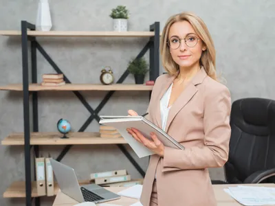 Femeie la birou - Foto: Freepik