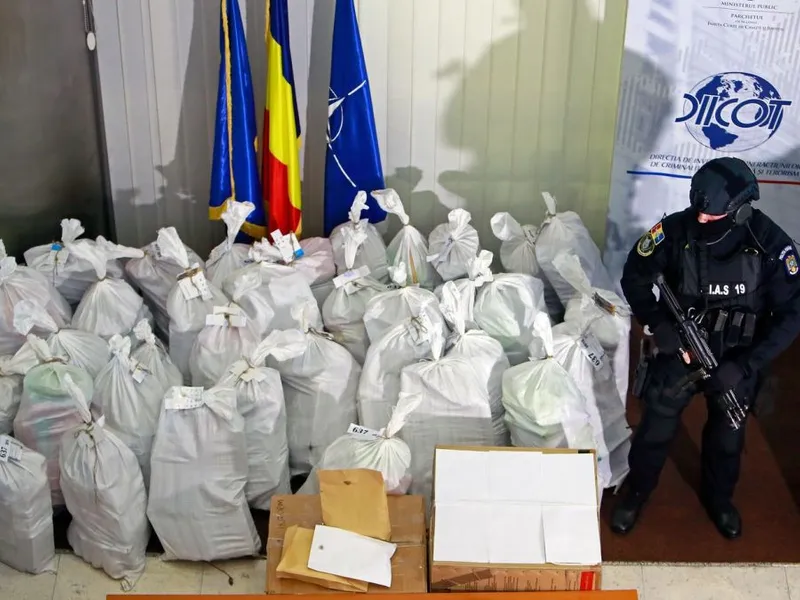Un agent de pază are grijă de sacii cu cocaină, la o conferinţă de presă a DIICOT - Foto: Profimedia Images (Imagine cu caracter ilustrativ)