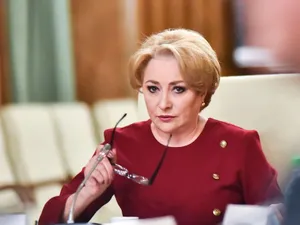 În două din cele patru fotografii de pe noua pagină de Facebook, premierul Dăncilă ține ochelarii în mână