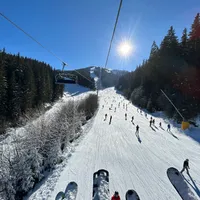 Schi sau snowboard la Bansko? Trei soluții pentru a scăpa de coada de la gondolă. - Foto: Newsweek
