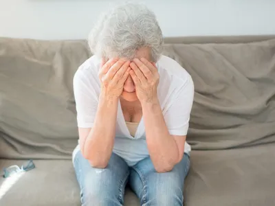 Pensionară cu capul între mâini - Foto: Pexels (cu rol ilustrativ)