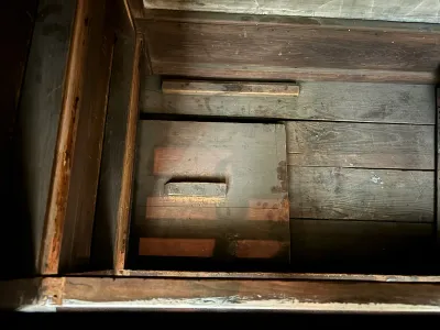 VIDEO Misterul tunelului săpat în spatele unei comode, acum 200 de ani. „Îi proteja de vânătorii de sclavi”