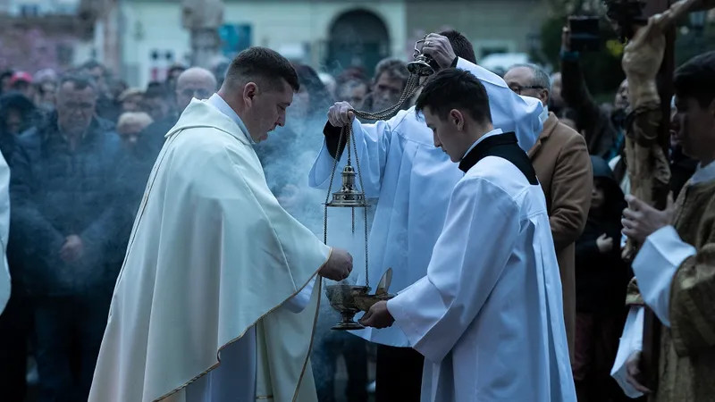 De sărbători, românii merg la biserică Foto: INQUAM PHOTOS/ Virgil Simonescu (imagine cu rol ilustrativ)