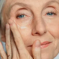 Trucul prin care poți preveni și elimina ridurile de pe față. Trebuie să îl repeți zilnic  - Foto: Istock / imagine cu rol ilustrativ