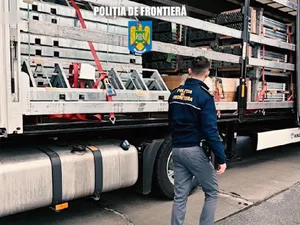 Polițistul de frontieră verifică tir-urile Foto: Poliția de Frontieră