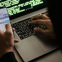 Cum trebuie să răspunzi dacă ești sunat cu o ofertă, de la o bancă? Altfel, riști să rămâi fără bani - Foto: Pexels/Sora Shimazaki