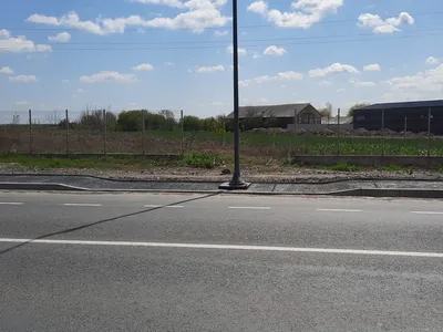 Cum a modernizat „Dorel” drumul? A pus un stâlp în mijlocul trotuarului și în fața unei intrări - Foto: editiedevrancea.ro