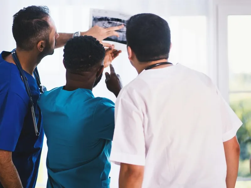 Medici analizând o radiografie făcută cu raze X - Foto: Pexels/EVG Kowalievska