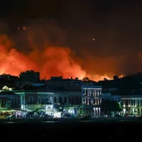 Insulă din Grecia, mistuită de flăcări. Localnicii și turiștii, evacuați din calea incendiilor - Foto: Profimedia images