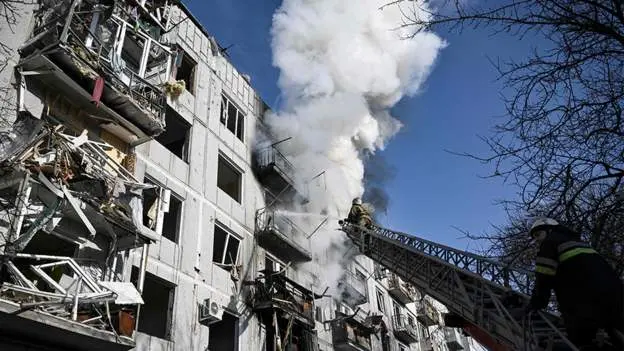 Imagini horror, în Ciuhuiiv. O rachetă rusească a lovit un bloc de locuințe. / Foto: bbc.com