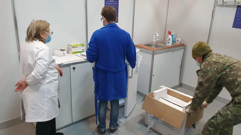 O nouă tranță de vaccinuri este luată în primire de Ivona Moșneag, medicul coordonator la centreleor 4 și 5 de la Romexpo Foto: NW