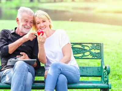 Cuplu senior fericit în parc ținând inimă  - Foto: Magnific.com (Imagine cu rol ilustrativ)