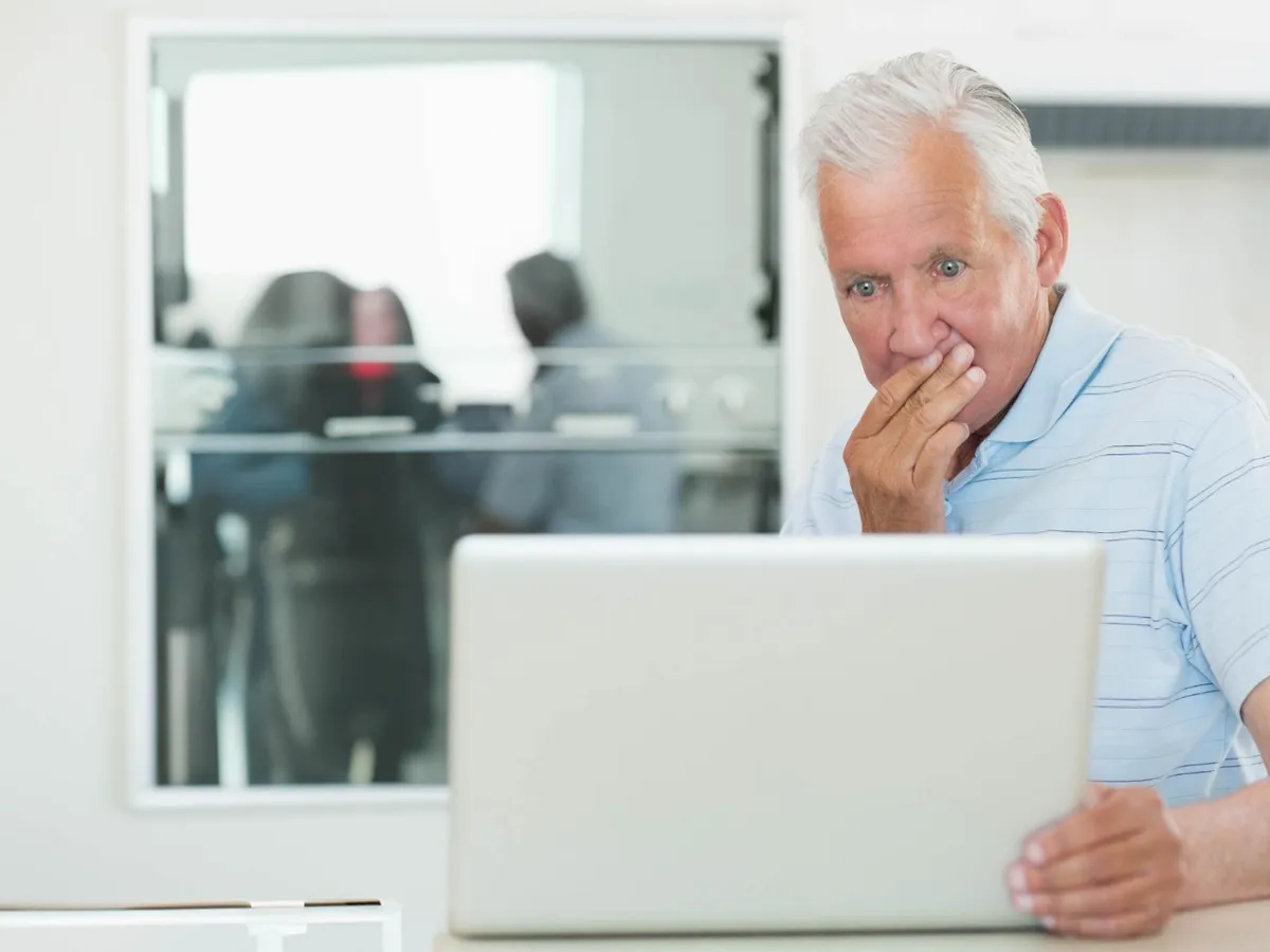 Pensionar așteptând explicații despre pensii - Foto: Freepik