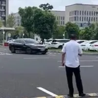 Panică în parcare! O mașină electrică BYD în modul autonom se învârte de zeci de ori în viteză - Foto: captură ecran