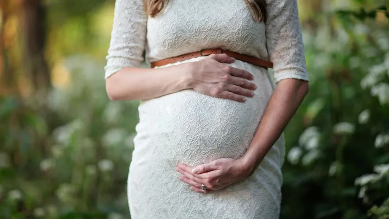 O soacră își agresează nora însărcinată „botezând” copilul nenăscut/foto: Pexels