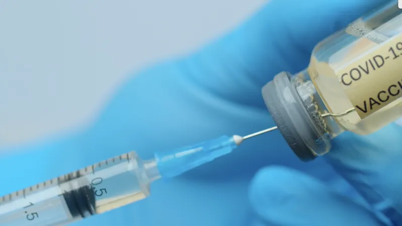 O nouă tranșă de 432.000 doze de vaccin anti-COVID AstraZeneca ajunge în România. / Foto: economica.net