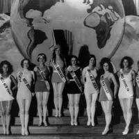 Miss România 1930, a șasea de la stânga la dreapta, pe podiumul de la Miss Universe din acel an - Foto: Arhiva de la