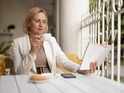 Pensionară la masă - Foto: Freepik