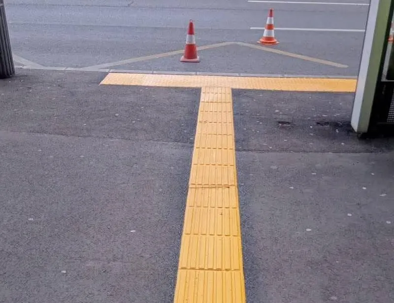 Primăria Municipiului București, prin Administrația Străzilor, a instalat marcaje tactile pentru nevăzători pe trotuarele bulervardului Lascăr Catagiu - Foto: Facebook / Administrația Străzilor