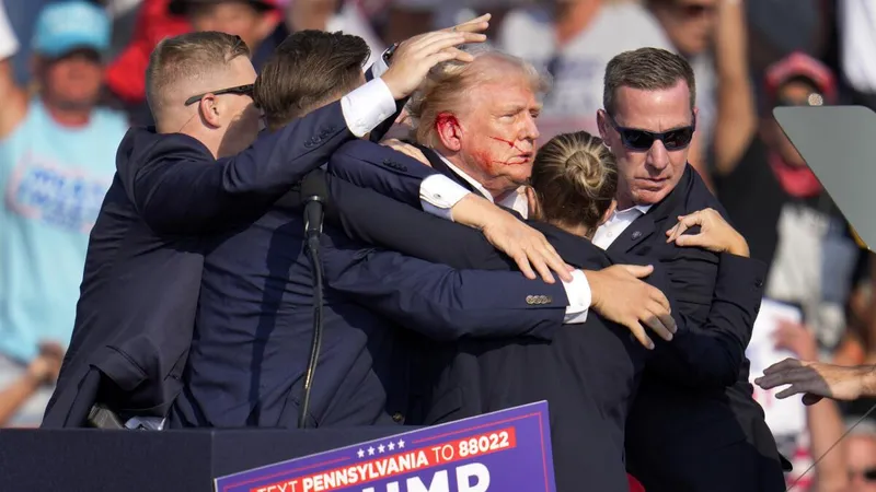 Agenta care l-a protejat pe Trump de asasin ar fi născută în Rusia - Foto: captură you tube